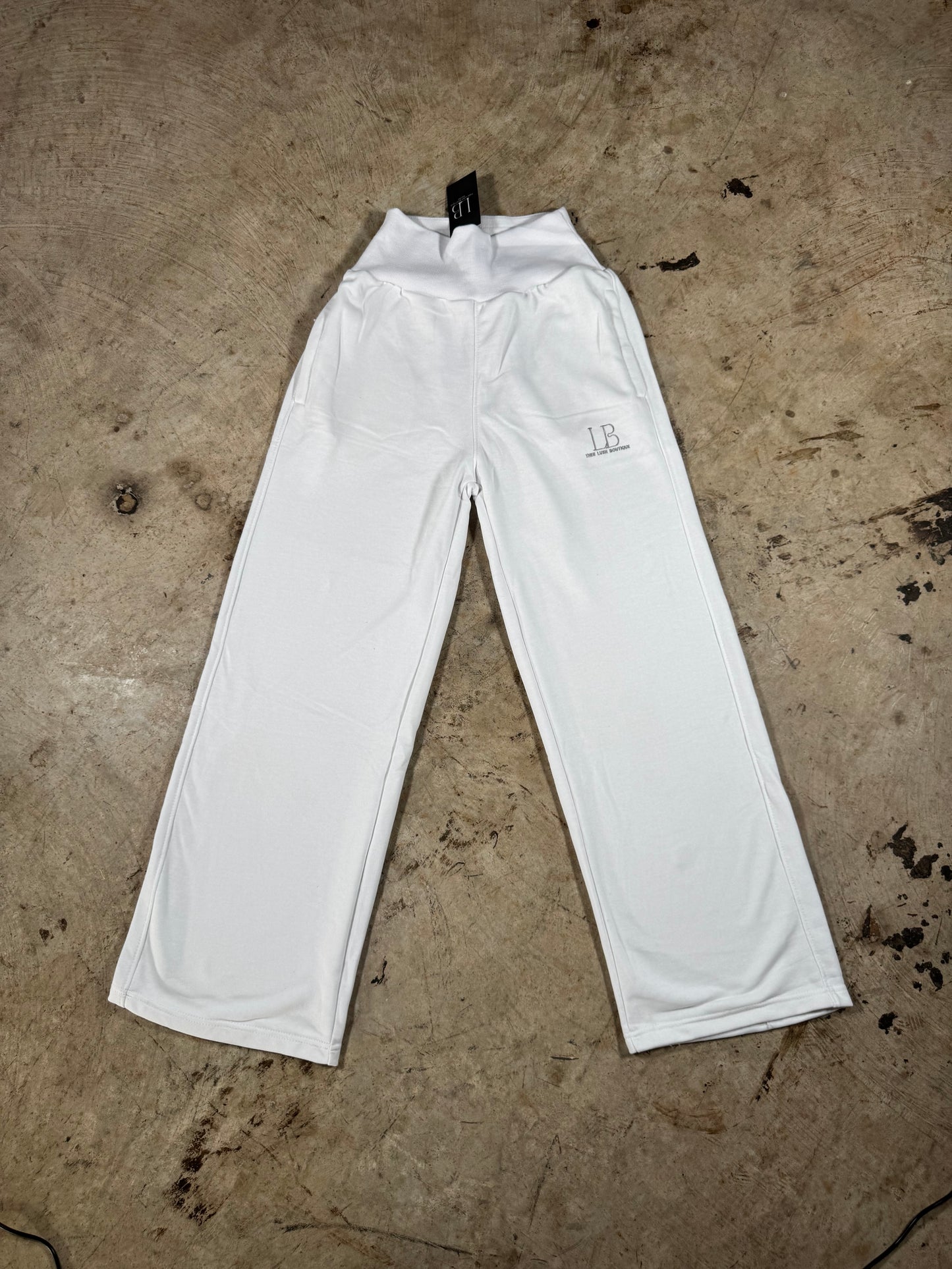 LB’s Signature Comfy Oversized Pants. ❄️